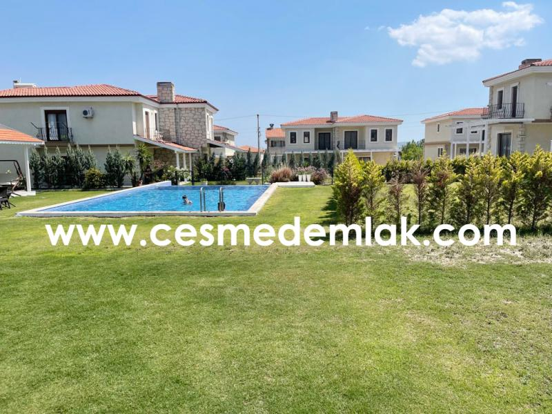 Alaçatı Çamlık Yol Havuzlu Sitede Müstakil Villa Sezonluk  Kiralık