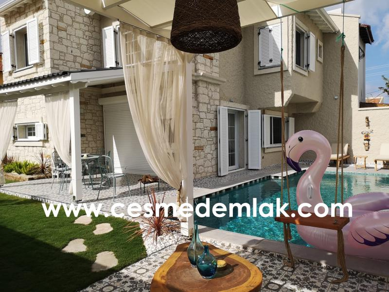 Alaçatı Çamlık Yol Sıfırlanmış Havuzlu 4+1 taş villa