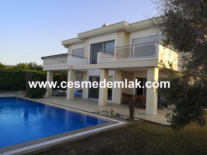 Boyalık tek müstakil havuzlu Deniz manzaralı 4+1 Satılık Villa