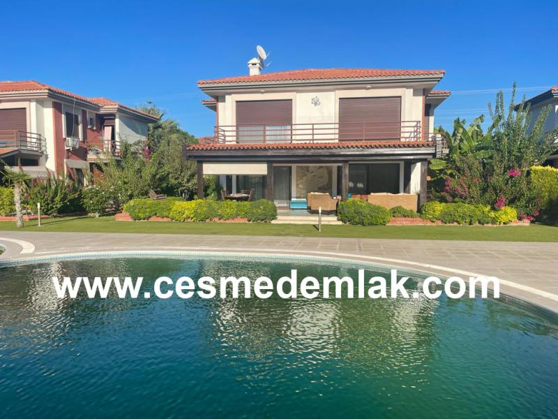 Çeşme Alaçatı Havuzlu Sitede lüks müstakil villa Sezonluk Kiralık