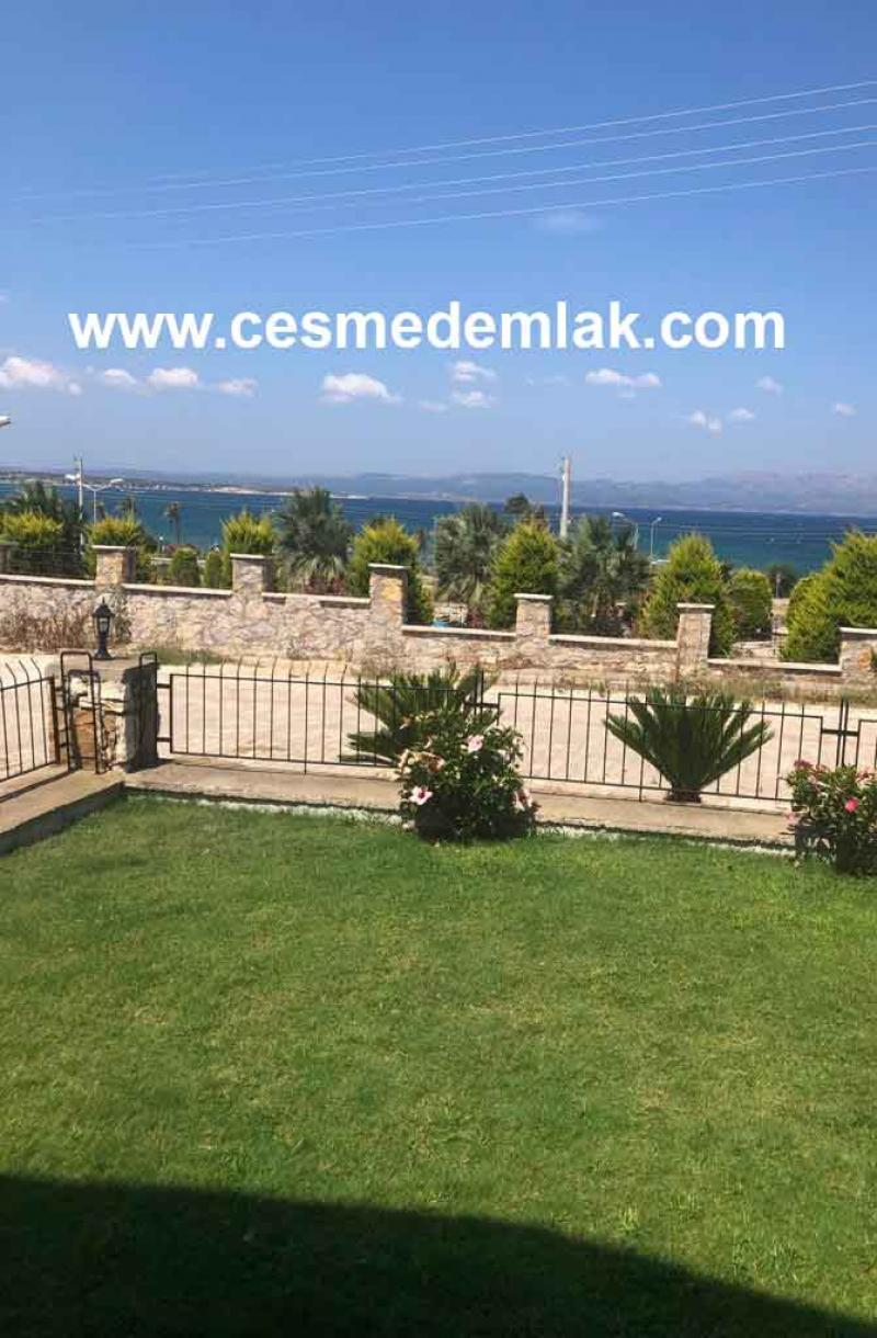 Çeşme Çiftlik Plaja yakın deniz manzaralı özel otoparklı bakımlı