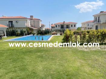 Alaçatı Çamlık Yol Havuzlu Sitede Müstakil Villa Sezonluk  Kiralık