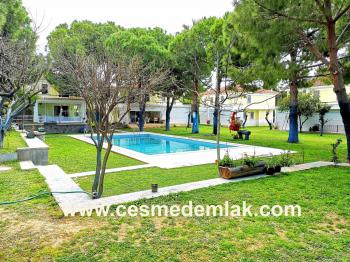 Çeşme Alaçatı Çamlıkyol Göbene havuzlu sitede büyük 3+1 Villa