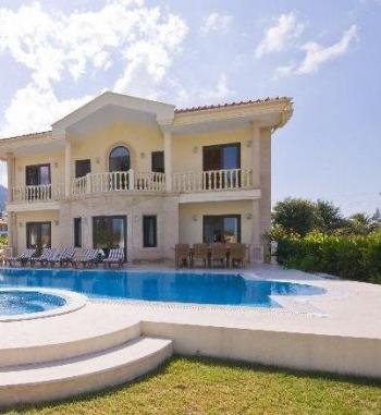 İzmir Çeşmede tesettürlü ailelere uygun kiralık lüks havuzlu dubleks villa