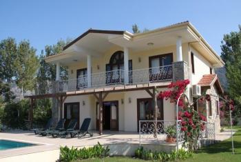 İzmir Çeşme de lüks  havuzlu kiralık villa