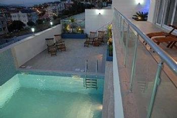 İzmir Çeşme de tesettürlü ailelere uygun lüks  havuzlu kiralık villa