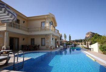 İzmir Çeşme’de kiralık özel havuzlu lüks villa
