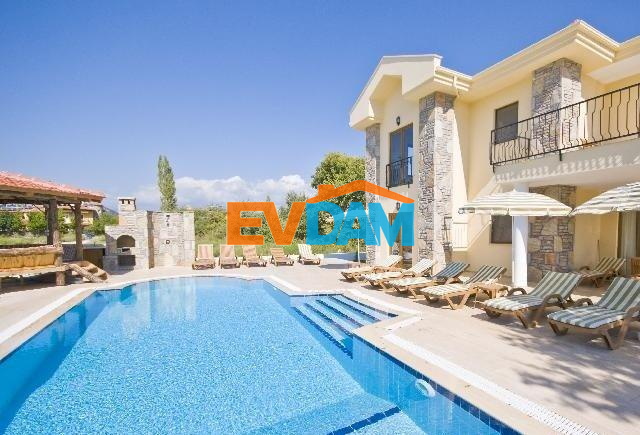 İzmir Çeşme de tesettürlü ailelere uygun ultra lüks kiralık havuzlu villa