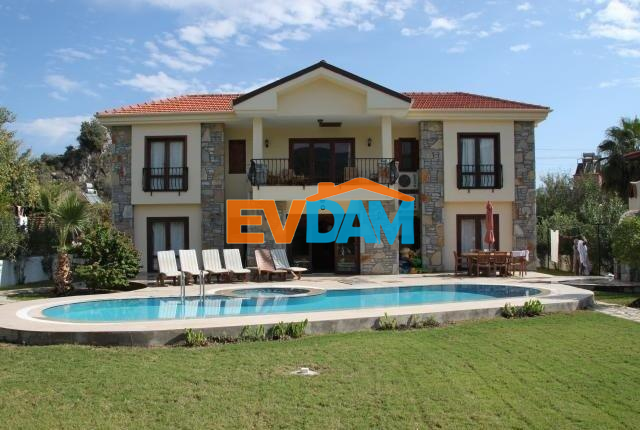 İzmir Çeşme de havuzlu lüks kiralık villa