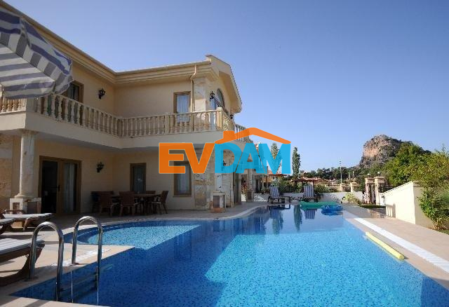 İzmir Çeşme’de kiralık özel havuzlu lüks villa