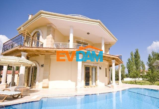Izmir Çeşme de ultra lüks havuzlu kiralık villa