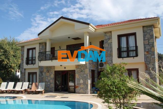 İzmir Çeşme de havuzlu lüks kiralık villa