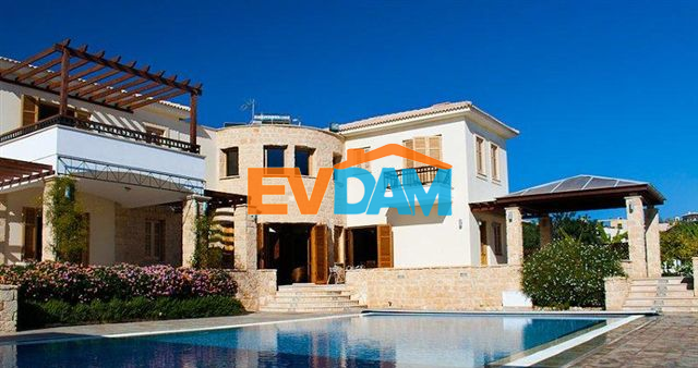 Antalya Konyaaltın’da lüks  havuzlu kiralık villa 