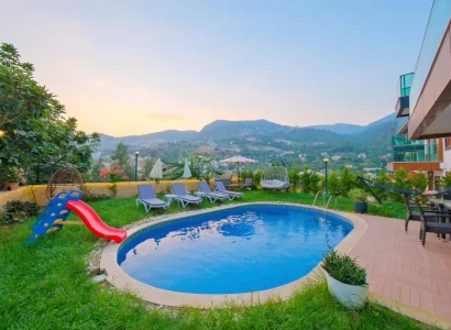 Luksusvilla med 5+1 soverom i Bektas