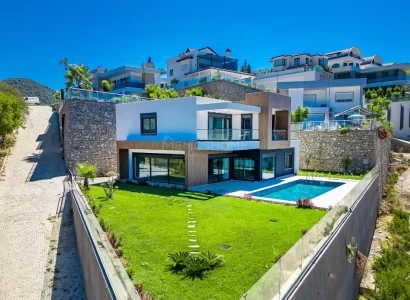 Villa med fjell- og havutsikt