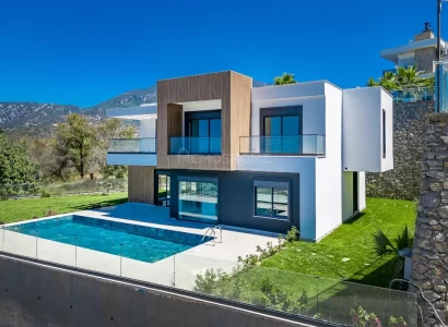 Villa med fjell- og havutsikt