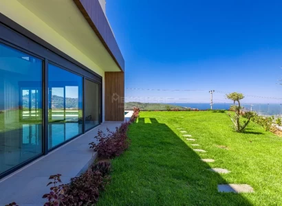 Villa med fjell- og havutsikt