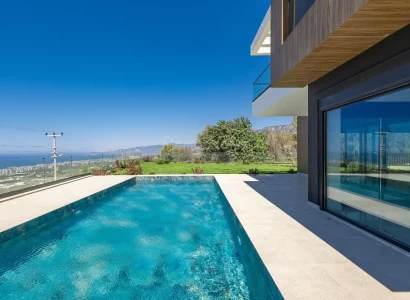 Villa med fjell- og havutsikt