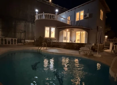 Freistehende Villa mit 3+1 Bädern in Kargicak