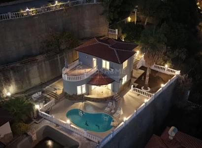 Freistehende Villa mit 3+1 Bädern in Kargicak