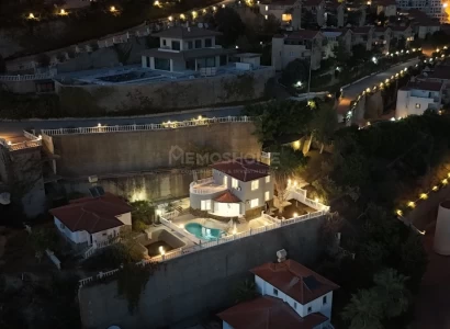 Freistehende Villa mit 3+1 Bädern in Kargicak