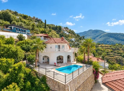 Kale Deniz Manzaralı Lüks Villa