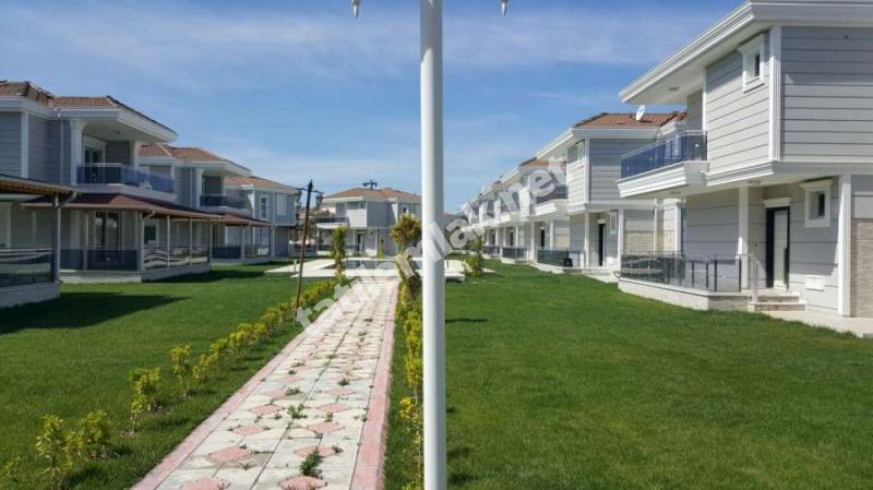 Ayvalık Sahilkent te Denize Sıfır Havuzlu Satılık Villalar 