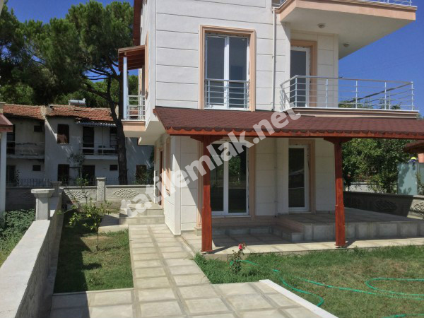 Ayvalık Altınova Sahilinde Müstakil Denize Yakın Satılık Villa 