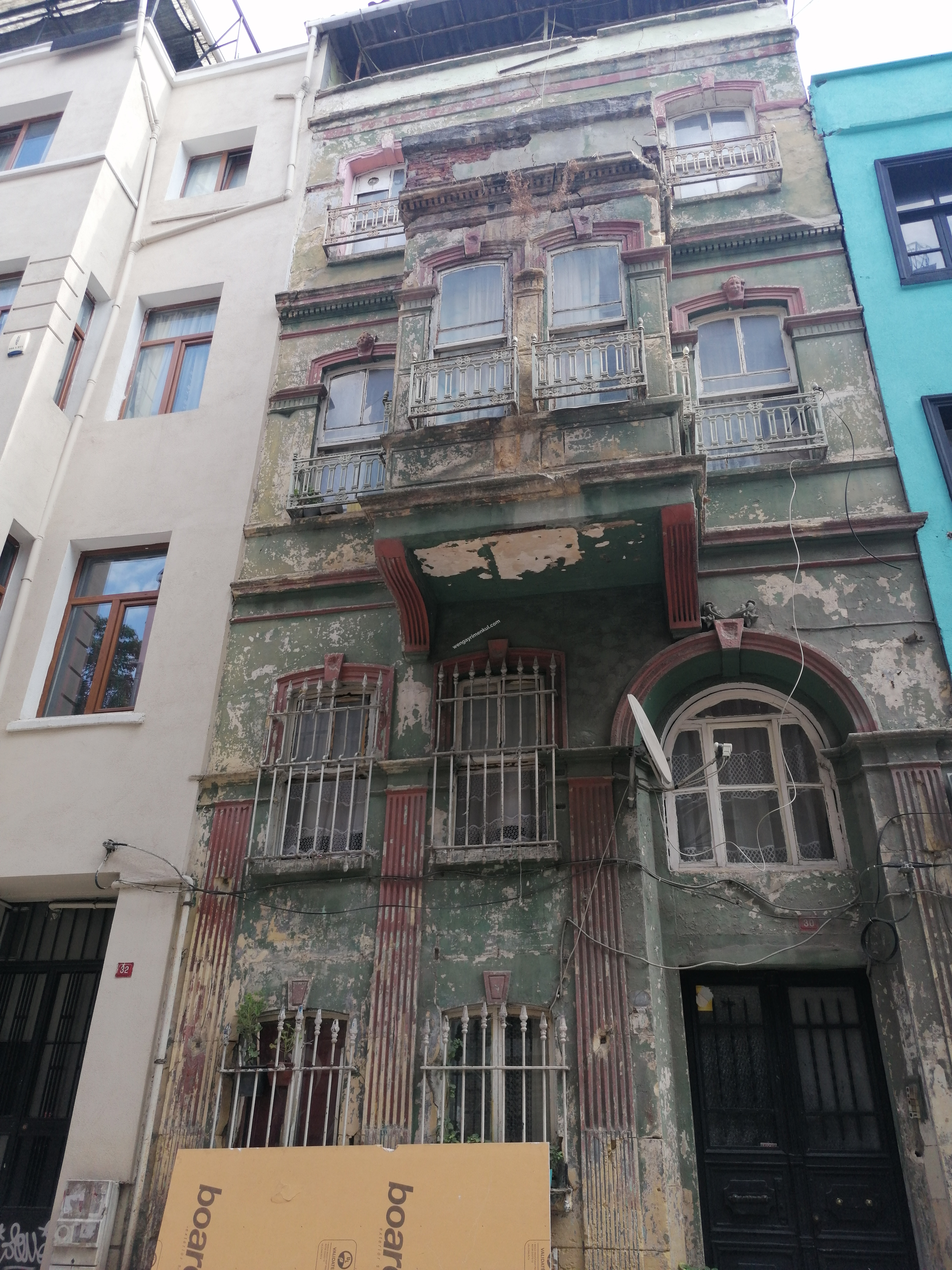 Fatih Balatda Vodina Caddesinde Komple Satılık Tarihi Bina