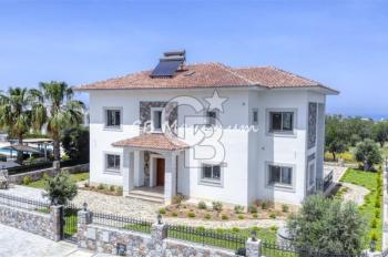 Kıbrıs Girne Alsancak'ta 5+1 Satılık Havuzlu Villa