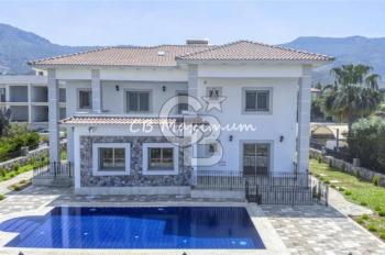 Kıbrıs Girne Alsancak'ta 5+1 Satılık Havuzlu Villa