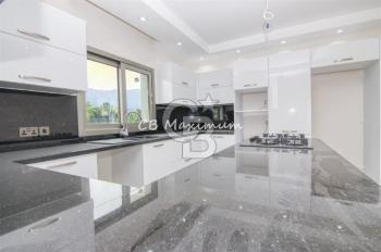 Kıbrıs Girne Alsancak'ta 5+1 Satılık Havuzlu Villa