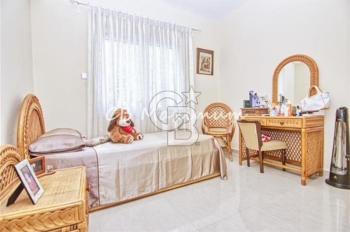 Kıbrıs Girne'de Geniş Bahçeli, Özel Yüzme Havuzlu, 5+1 Satılık Villa