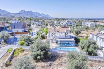 Kıbrıs Girne'de Geniş Bahçeli, Özel Yüzme Havuzlu, 5+1 Satılık Villa