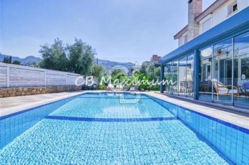 Kıbrıs Girne'de Geniş Bahçeli, Özel Yüzme Havuzlu, 5+1 Satılık Villa