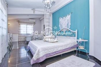 Kıbrıs Girne'de Geniş Bahçeli, Özel Yüzme Havuzlu, 5+1 Satılık Villa