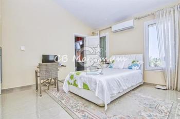 Kıbrıs Girne'de Geniş Bahçeli, Özel Yüzme Havuzlu, 5+1 Satılık Villa