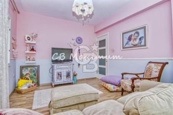 Kıbrıs Girne'de Geniş Bahçeli, Özel Yüzme Havuzlu, 5+1 Satılık Villa