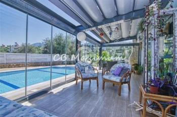 Kıbrıs Girne'de Geniş Bahçeli, Özel Yüzme Havuzlu, 5+1 Satılık Villa