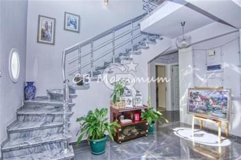 Kıbrıs Girne'de Geniş Bahçeli, Özel Yüzme Havuzlu, 5+1 Satılık Villa