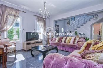 Kıbrıs Girne'de Geniş Bahçeli, Özel Yüzme Havuzlu, 5+1 Satılık Villa
