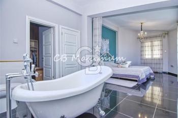 Kıbrıs Girne'de Geniş Bahçeli, Özel Yüzme Havuzlu, 5+1 Satılık Villa