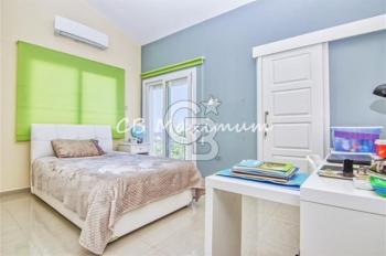 Kıbrıs Girne'de Geniş Bahçeli, Özel Yüzme Havuzlu, 5+1 Satılık Villa