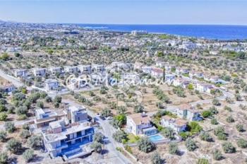Kıbrıs Girne'de Geniş Bahçeli, Özel Yüzme Havuzlu, 5+1 Satılık Villa