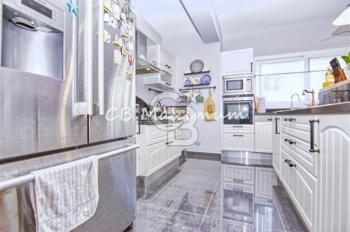 Kıbrıs Girne'de Geniş Bahçeli, Özel Yüzme Havuzlu, 5+1 Satılık Villa