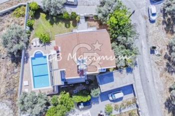 Kıbrıs Girne'de Geniş Bahçeli, Özel Yüzme Havuzlu, 5+1 Satılık Villa