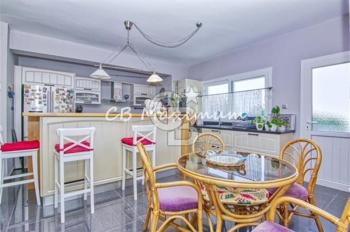 Kıbrıs Girne'de Geniş Bahçeli, Özel Yüzme Havuzlu, 5+1 Satılık Villa