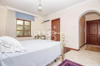 Girne Lapta'da 1070m2 Arsa Büyüklüğü İçerisinde, Özel Yüzme Havuzlu, Tek Katlı Satılık Müstakil Villa