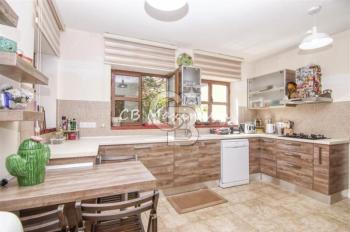 Girne Lapta'da 1070m2 Arsa Büyüklüğü İçerisinde, Özel Yüzme Havuzlu, Tek Katlı Satılık Müstakil Villa