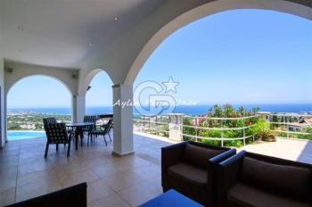Girne ayaklarınızın altında! 5 odalı kapanmaz manzaralı villa